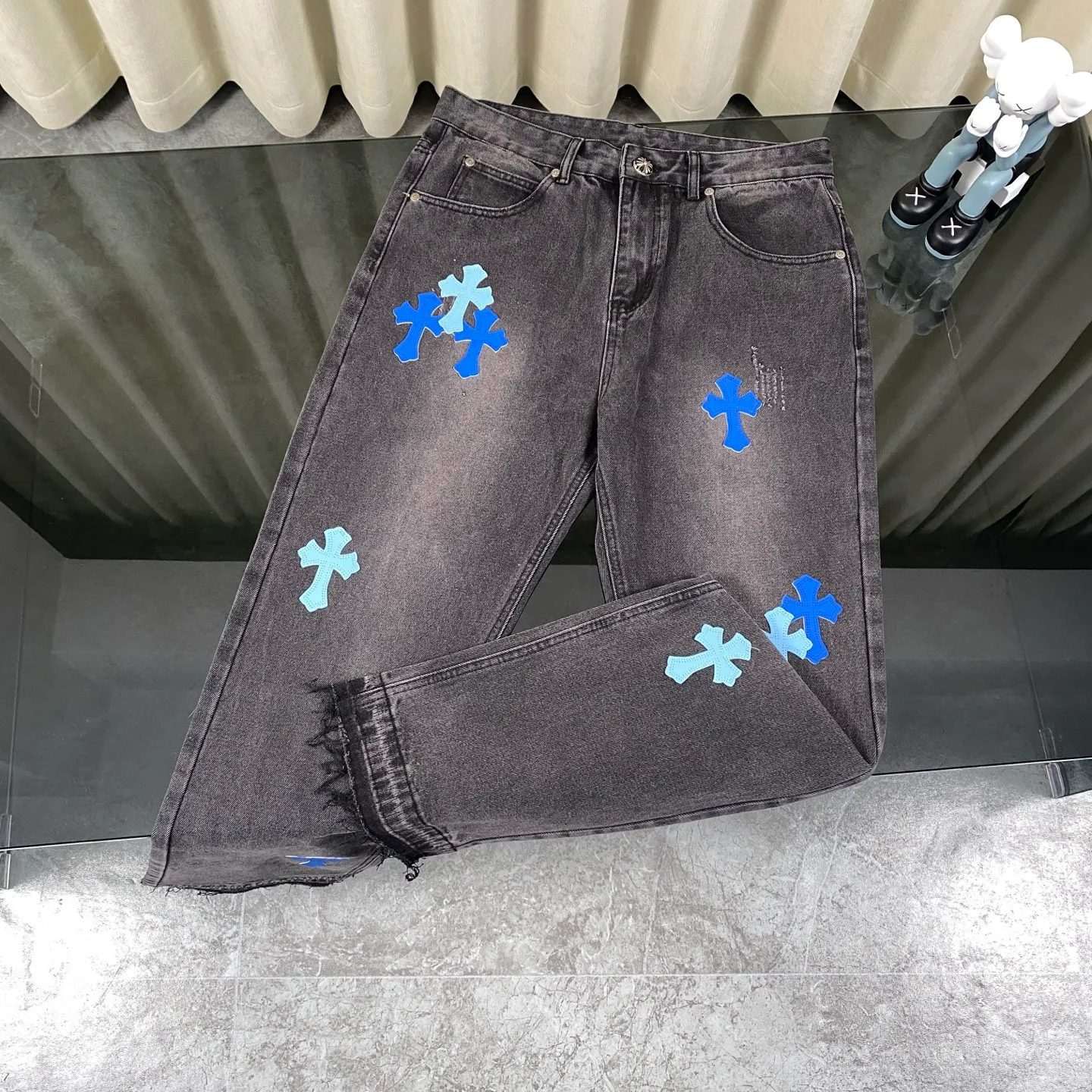 🅿️240 Chrome Heart classic multi-color laser cross patchwork leather jeans. The pants are made of top-notch heavy-duty washing technology, and every detail shows ingenuity. The calfskin is laser-cut to make a delicate cross, which is both a tactile and visual enjoyment. Paired with aged silver hardware, it is retro, high-end and full of texture. The straight-cut upper body turns into "chopstick legs" in an instant, easily modifying the shape of the legs. It can be controlled by any body shape and has a full sense of luxury.  This is a carefully crafted high-end version, the quality far exceeds that of street currency, and the details can stand the scrutiny of a magnifying glass. Although the price is close to the people, the quality is completely in line with the big brands, and it is easy to follow the trend.  Classic black, low-key and versatile. Pair it with simple T-shirts and personalized shirts to easily create a fashionable look. Whether you are going out daily or attending events, you can be the center of attention.  Color: black Size: S M L XL 28 30 32 34